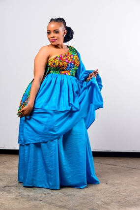 蓝色花卉图案礼服微胖美女写真图片